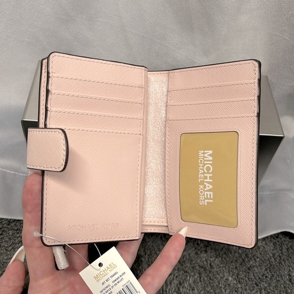 NWT Michael Kors bifold zip wallet light blush pink leather - Picture 4 of 5